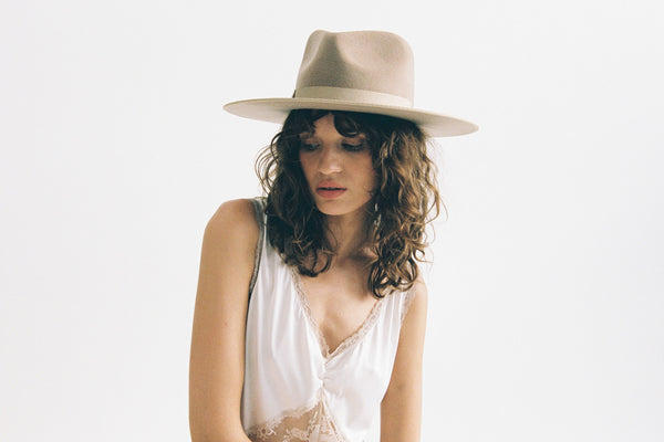 Fawn Rancher wool felt hat in warm fawn color, worn by a model with curly hair