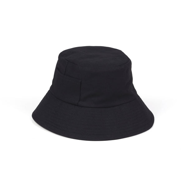 Black cotton bucket hat with side pocket, 7.5 cm brim, UPF 50+ sun protection.